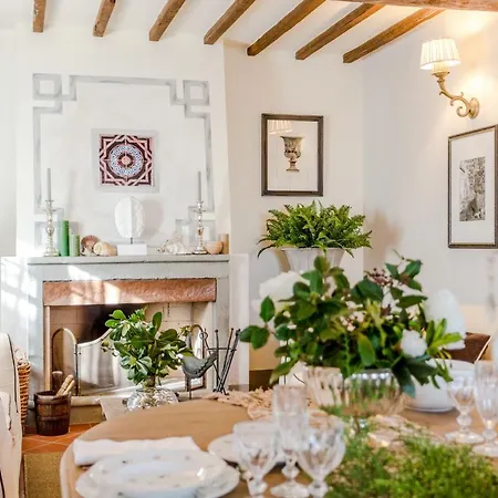 Villa Alberta, Panoramic 4 Bedrooms With Private Pool In Close To Town Centre