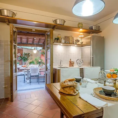 Alberta, Panoramic 4 Bedrooms With Private Pool In Close To Town Centre Lucca