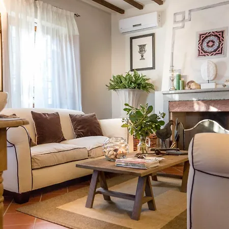 Alberta, Panoramic 4 Bedrooms With Private Pool In Close To Town Centre Villa